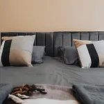 Cosy Central Apartment - Free Nearby Parking